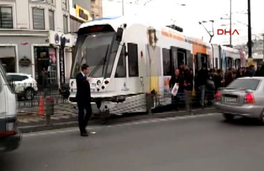 Sirkeci'de tramvay raydan çıktı