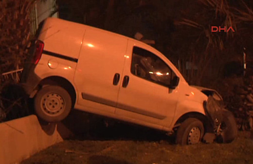 Alkollü sürücü cami duvarına çarptı