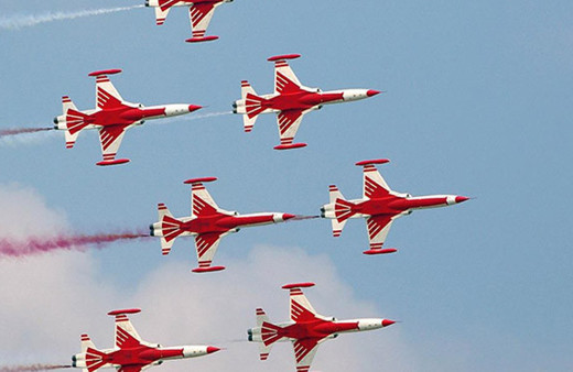 Türk Yıldızları'ndan şehitler için mükemmel gösteri