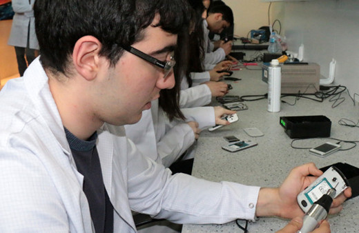 Öğrencilerden okulda akıllı telefon ve tablet tamiri