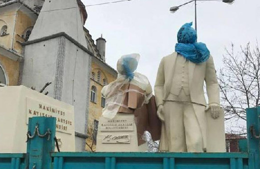 Atatürk heykelinin başını çöp poşetine sardılar