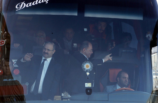 Recep Akdağ'dan ülkücülere bozkurt selamı