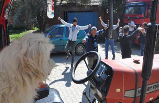 Traktörünü yürüyen diskoya çevirdi