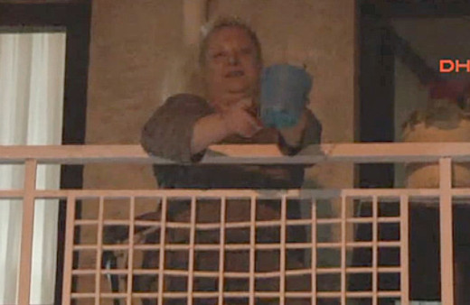 İzmir'de referandum gerginliği! Balkondaki saksıyı aldı ve!