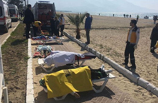 Kuşadası'nda kaçakları taşıyan bot battı