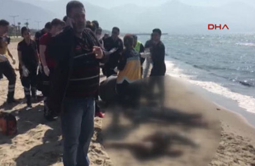 Kuşadası'nda kaçakları taşıyan bot battı