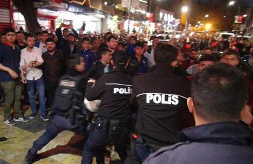 Polise kafa atan kişi linç edilmek istendi