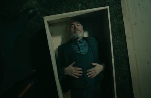 Diri diri toğrağa giren usta oyuncu Uğur Yücel fenalaştı!