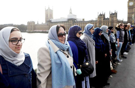 Londra saldırısını başörtülü protesto ettiler!