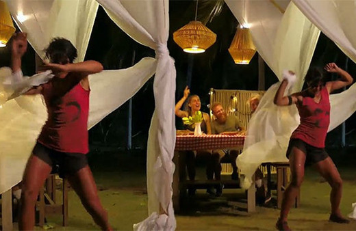 Sabriye'nin seksi dansı! Adem izlemekte zorlandı