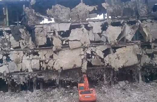 Bina iş makinesinin üzerine çöktü