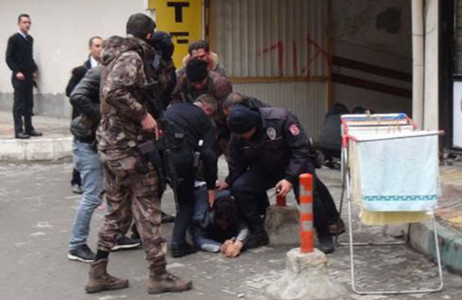 Bakan silahlı kavganın arasında kaldı!