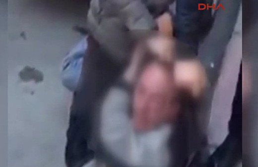 Öğrencileri taciz ettiği iddia edilen kişiye vatandaş dayağı