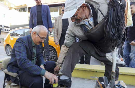 Gören gözlerine inanamadı ayakkabı boyayan bakın kim?