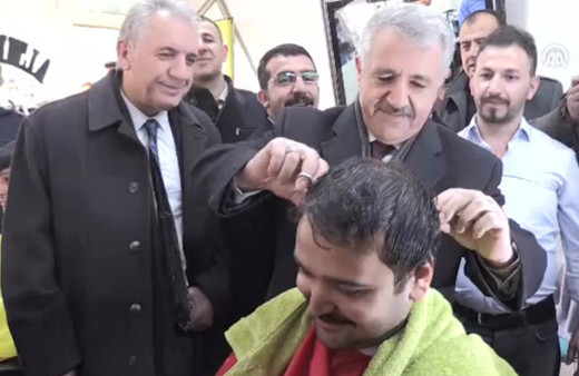 Bakan Ahmet Arslan saç traşı yaptı