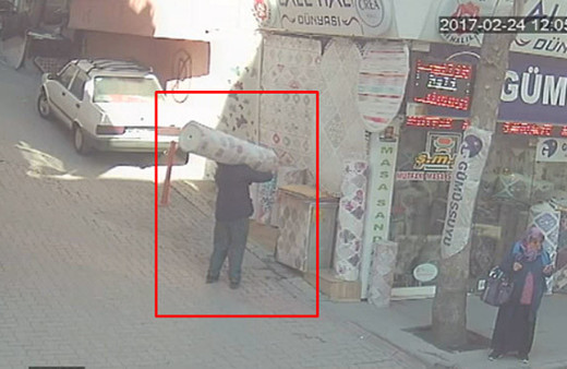 Hırsız halıyı böyle çaldı