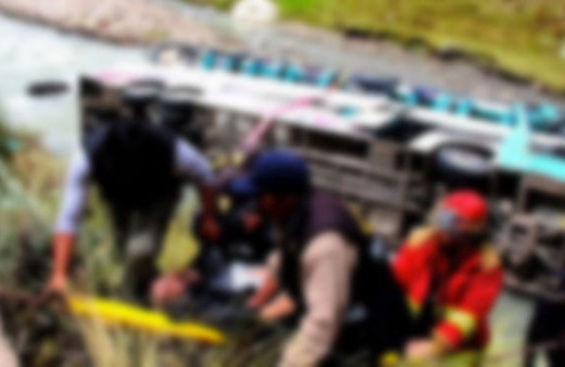 İşçileri taşıyan otobüs nehre düştü 18 kişi ölü onlarca yaralı var