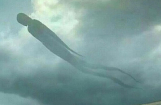 Gökyüzünde beliren şekle bakın yarım saat sonra kayboldu