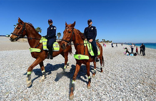 Antalya sahillerinin güvenliği atlı polislere emanet