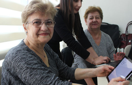 Torunlarıyla görüşebilmek için interneti öğrendi