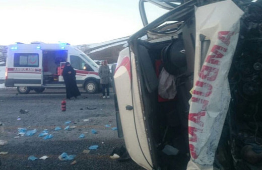 Ambulansla kamyonet çarpıştı: Ölenler ve yaralananlar var