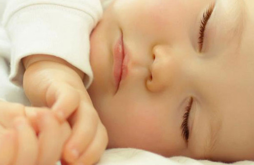 Bebeğin anne baba yanında uyuması doğru mu ? 