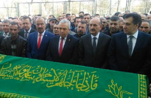 Cenazeye bakan da katıldı yürek yakan detay!