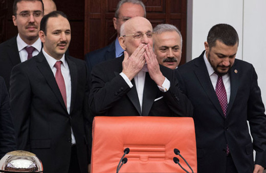 İsmail Kahraman 2 ay aradan sonra Meclis'e böyle geldi