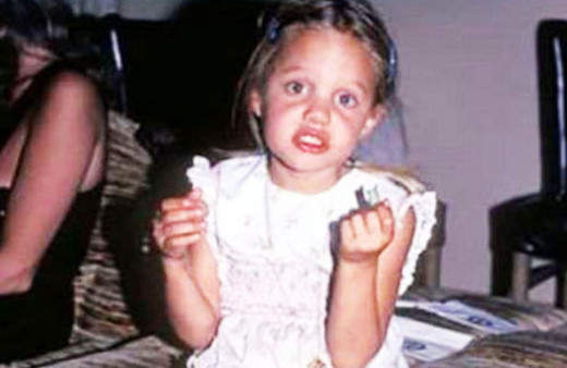 Fotoğraftaki kızı tanıdınız mı? Dünyaca ünlü bir oyuncu o!