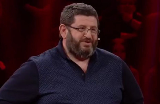 Bilgi yarışmasında kazandığı parayı mültecilere bağışladı