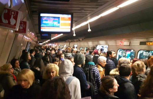 Metro arızası İstanbulluları çıldırttı!