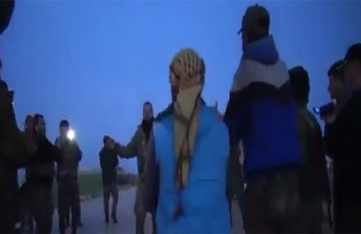 Rus askerleri ve PKK'lılar Menbiç'te birlikte halay çekti