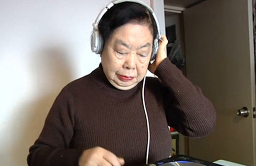 82 yaşındaki kadın DJ