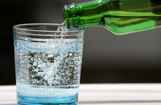 Maden suyu neden bardağa konulmaz?