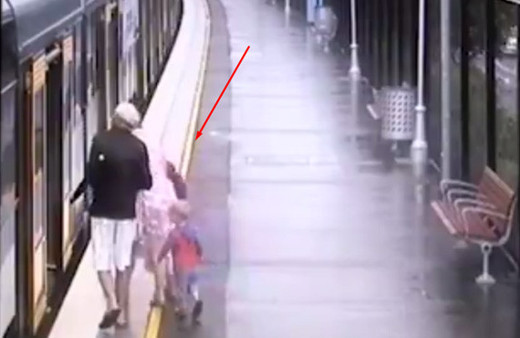 Küçük çocuk tren raylarına düştü