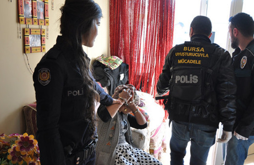 Gündüz vakti parkta dere kenarında...