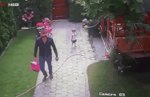 Baba kızını köpek saldırısından böyle korudu