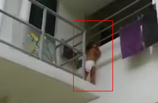 Bebek balkonda asılı kaldı! Dehşete düşüren görüntüler