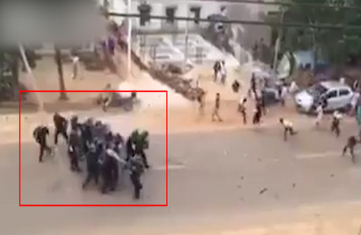 Polis göstericilerden böyle kaçtı