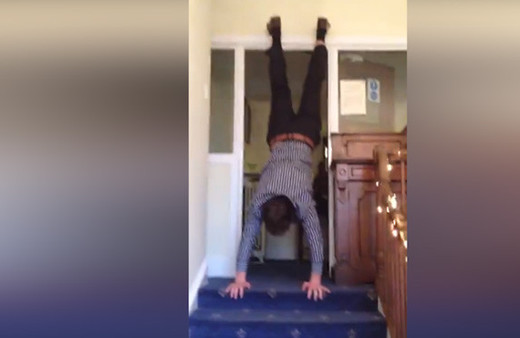 Elleri üzerinde yürümek isterken...