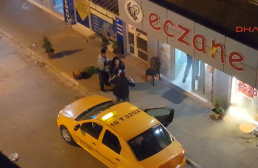 Kocasını sokak ortasında evire çevire dövdü