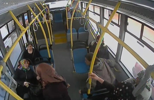 Kadın şoför, rahatsızlanan yolcuyu hastaneye yetiştirdi