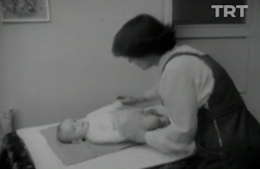 TRT Arşiv'nden Bebek jimnastiği  