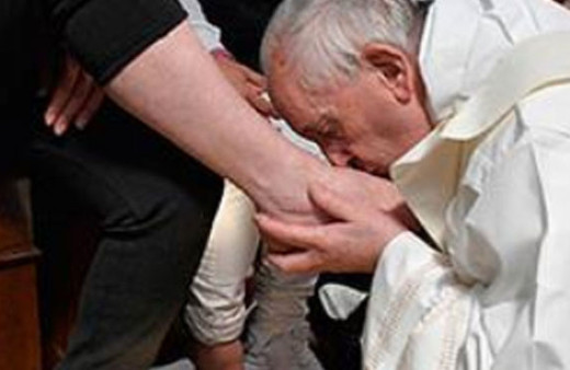 Papa önce ayak öptü sonra da yere yatıp... 