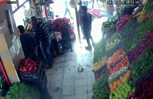 Mermilere domatesle karşılık verdi