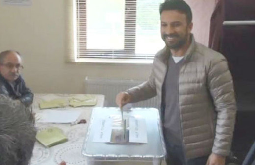 Tarkan evet mi hayır mı dedi? Oy kullanan Tarkan'ın...