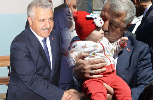 Bakan Ahmet Arslan'a sandık başında sevgi seli!