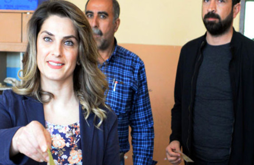 Selahattin Demirtaş'ın eşi tek başına oy kullandı