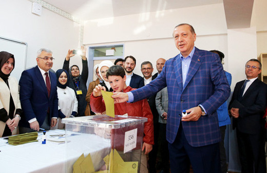 Liderler oyunu böyle kullandı Erdoğan torunuyla geldi 