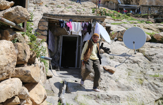 Oylarını okulda değil camide kullandılar nedeni ise...